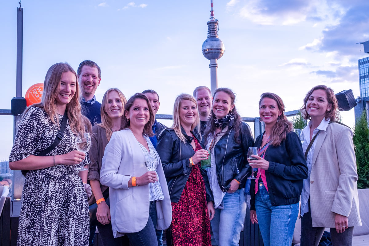Teamfoto aus Berlin mit dem Fernsehturm im Hintergrund